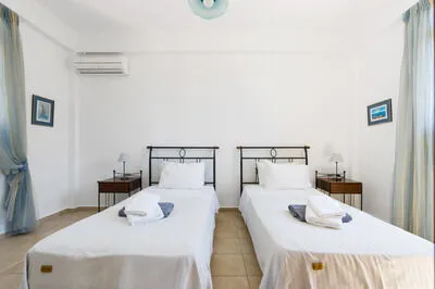 Seafront 3 bed Villa, p/pool, walk to beach and taverna