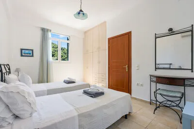 Seafront 3 bed Villa, p/pool, walk to beach and taverna