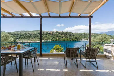 Seafront 3 bed Villa, p/pool, walk to beach and taverna