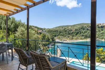 Seafront 3 bed Villa, p/pool, walk to beach and taverna