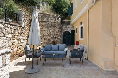 Seafront 3 bed Villa, p/pool, walk to beach and taverna