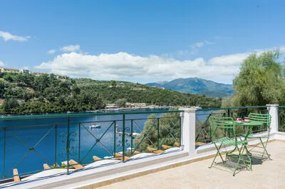Seafront 3 bed Villa, p/pool, walk to beach and taverna