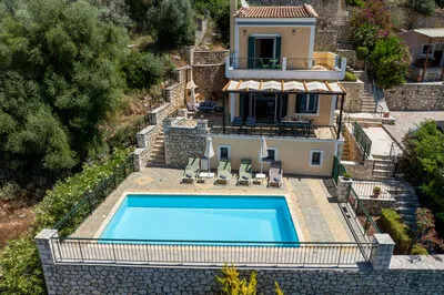 Seafront 3 bed Villa, p/pool, walk to beach and taverna