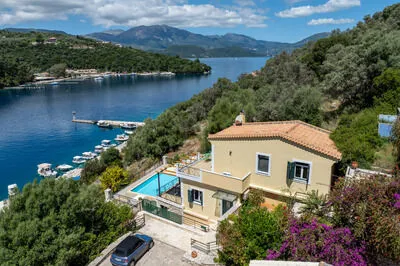 Seafront 3 bed Villa, p/pool, walk to beach and taverna
