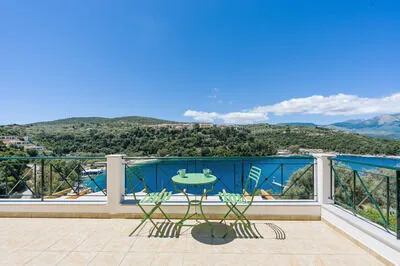 Luxury villa w/pool, amazing seaviews, 5 mins walk to the beach