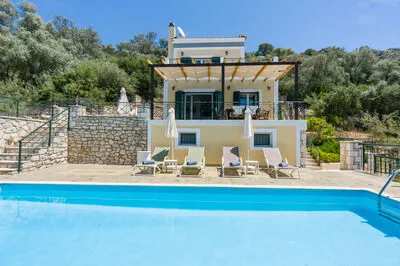 Luxury villa w/pool, amazing seaviews, 5 mins walk to the beach
