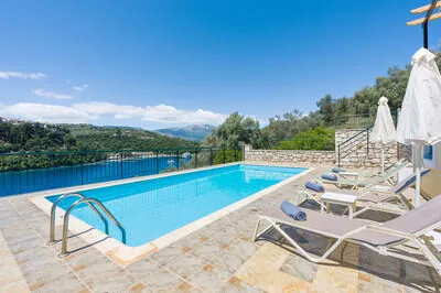 Luxury villa w/pool, amazing seaviews, 5 mins walk to the beach