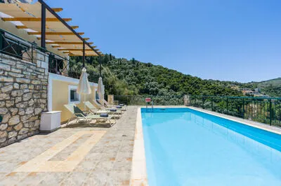 Luxury villa w/pool, amazing seaviews, 5 mins walk to the beach