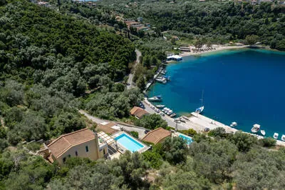 Luxury villa w/pool, amazing seaviews, 5 mins walk to the beach