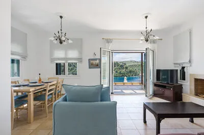 Luxury villa w/pool, amazing seaviews, 5 mins walk to the beach