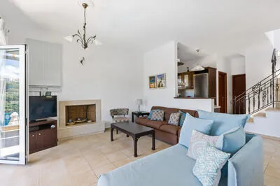 Luxury villa w/pool, amazing seaviews, 5 mins walk to the beach