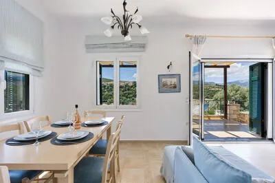 Luxury villa w/pool, amazing seaviews, 5 mins walk to the beach