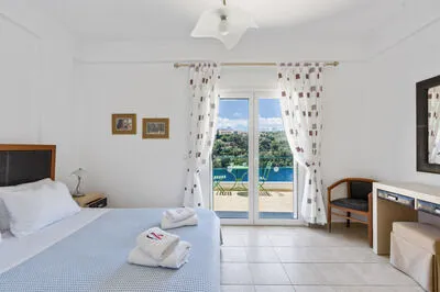 Luxury villa w/pool, amazing seaviews, 5 mins walk to the beach