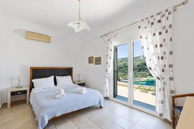 Luxury villa w/pool, amazing seaviews, 5 mins walk to the beach