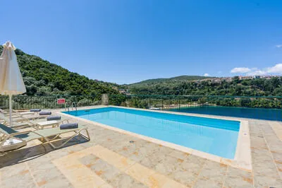 Luxury villa w/pool, amazing seaviews, 5 mins walk to the beach