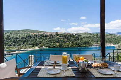 Luxury villa w/pool, amazing seaviews, 5 mins walk to the beach