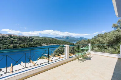 Luxury villa w/pool, amazing seaviews, 5 mins walk to the beach