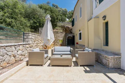 Luxury villa w/pool, amazing seaviews, 5 mins walk to the beach
