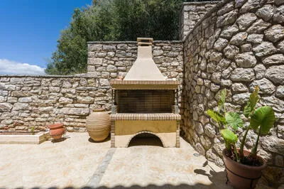 Luxury villa w/pool, amazing seaviews, 5 mins walk to the beach