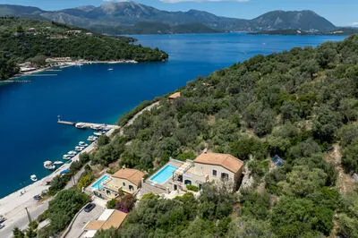 Luxury villa w/pool, amazing seaviews, 5 mins walk to the beach