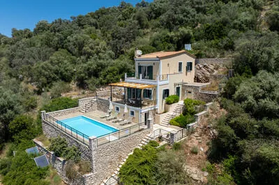 Luxury villa w/pool, amazing seaviews, 5 mins walk to the beach