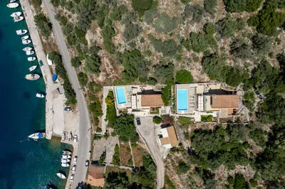 Luxury villa w/pool, amazing seaviews, 5 mins walk to the beach