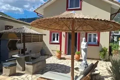 Cozy & Luxury Maisonette with swimming pool very close to Nidri
