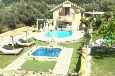 Cozy & Luxury Maisonette with swimming pool very close to Nidri