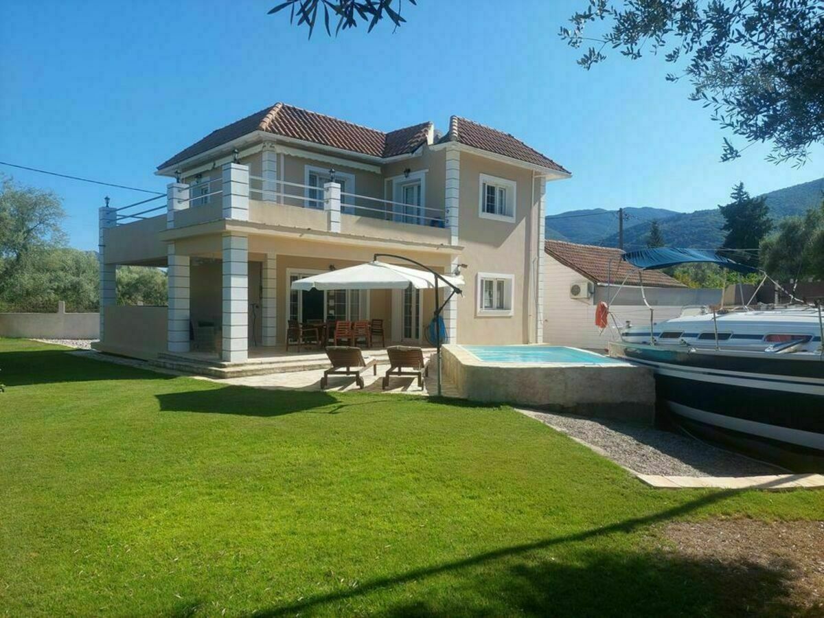 A lovely villa with a super garden and pool in nidri. villa