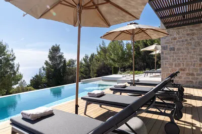 Villa Pefko: Forest retreat near top beaches – private & serene