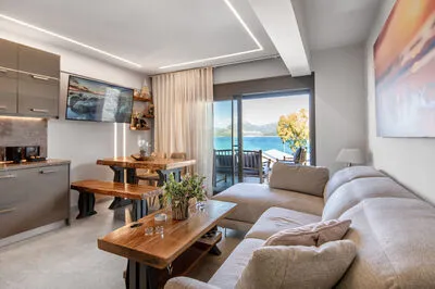 Suite 3 with front sea view and communal pool