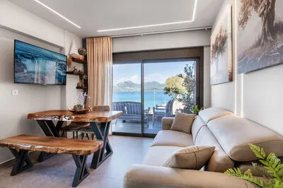 Suite 4 with front sea view and communal pool