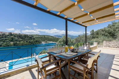 Luxury villa w/pool, amazing seaviews, 5 mins walk to the beach