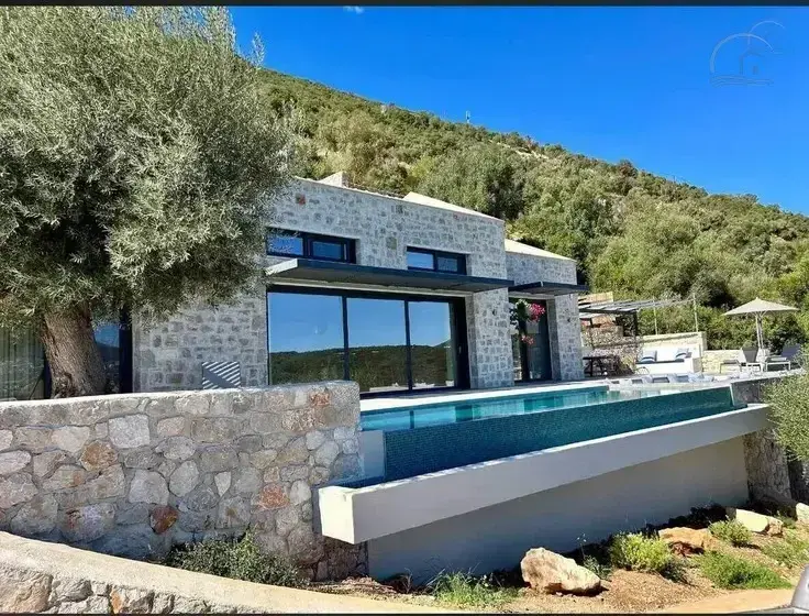 Über den herrlichen Gewässern von Sivota gelegen, verbindet diese Villa mit Main photo of the rental