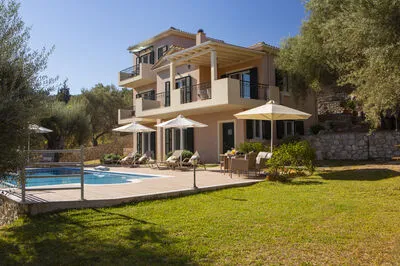 Elegant 4-bed villa, p/pool, views, walk to village
